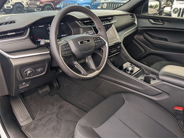 Used 2025 Jeep Grand Cherokee Laredo X image 12