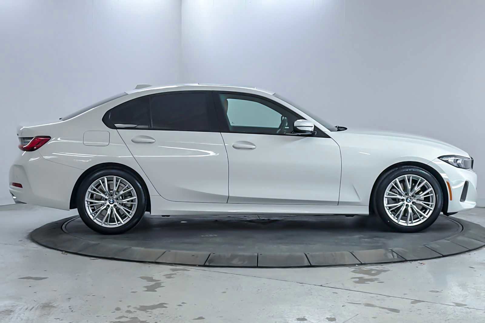 Used 2023 BMW 330i Sedan w/ Premium Package image 8