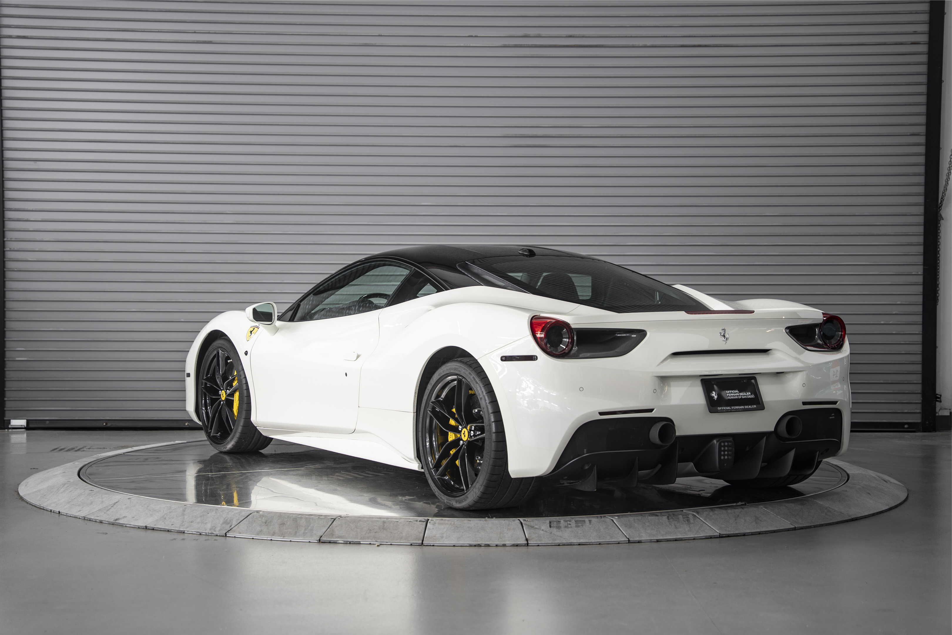 Used 2018 Ferrari 488 GTB RWD image 3