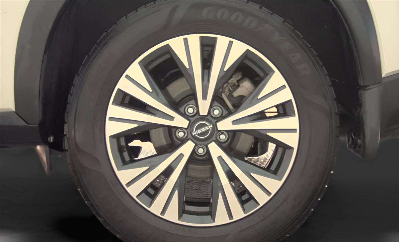 Used 2023 Nissan Rogue SV w/ SV Premium Package image 15