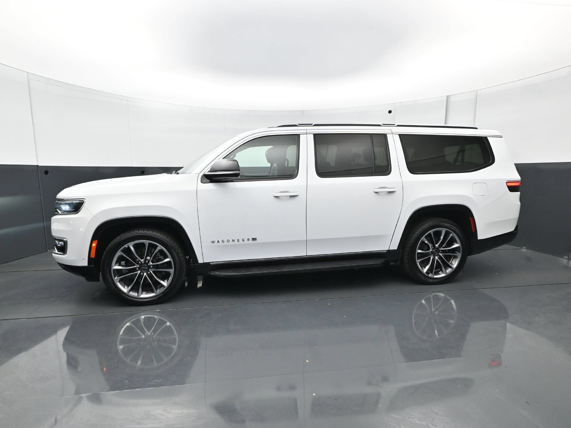 Used 2023 Jeep Wagoneer L Series II w/ Premium Group I AWD/4WD image 3