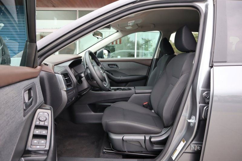 Used 2023 Nissan Rogue S image 9