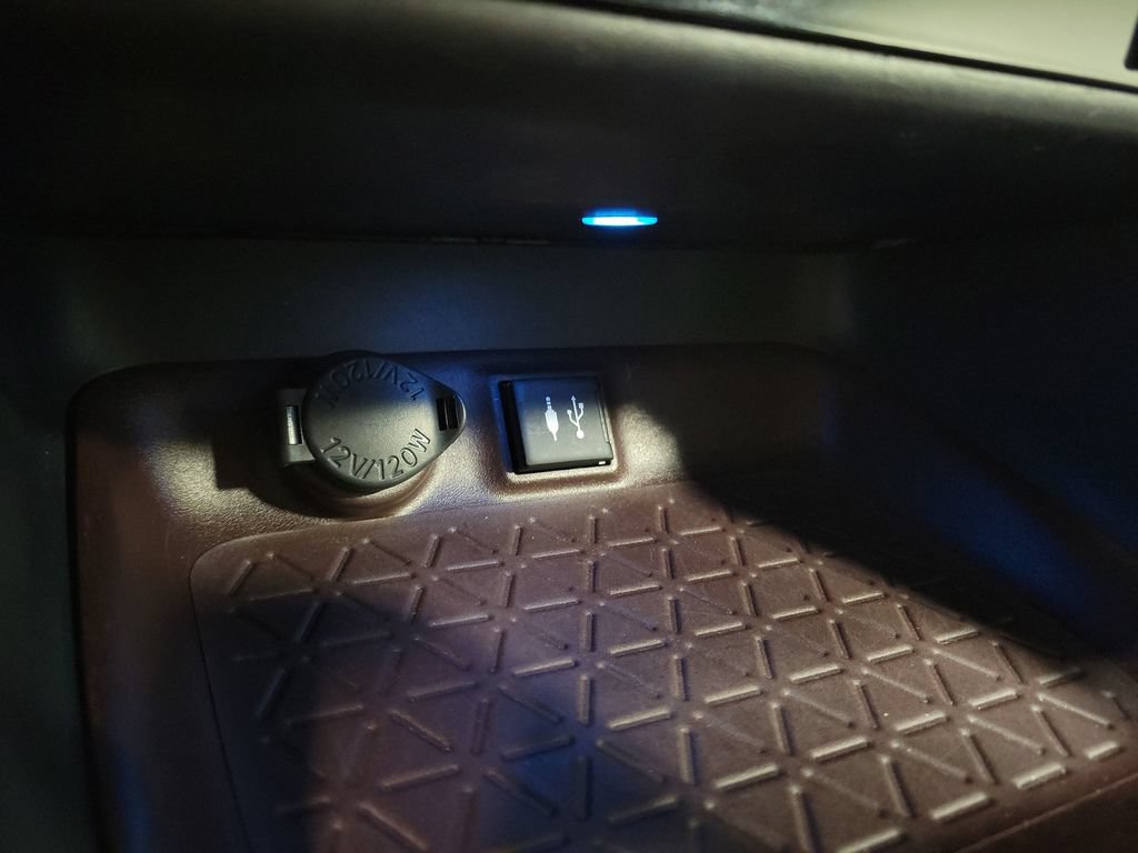 Used 2019 Toyota RAV4 Limited FWD image 19