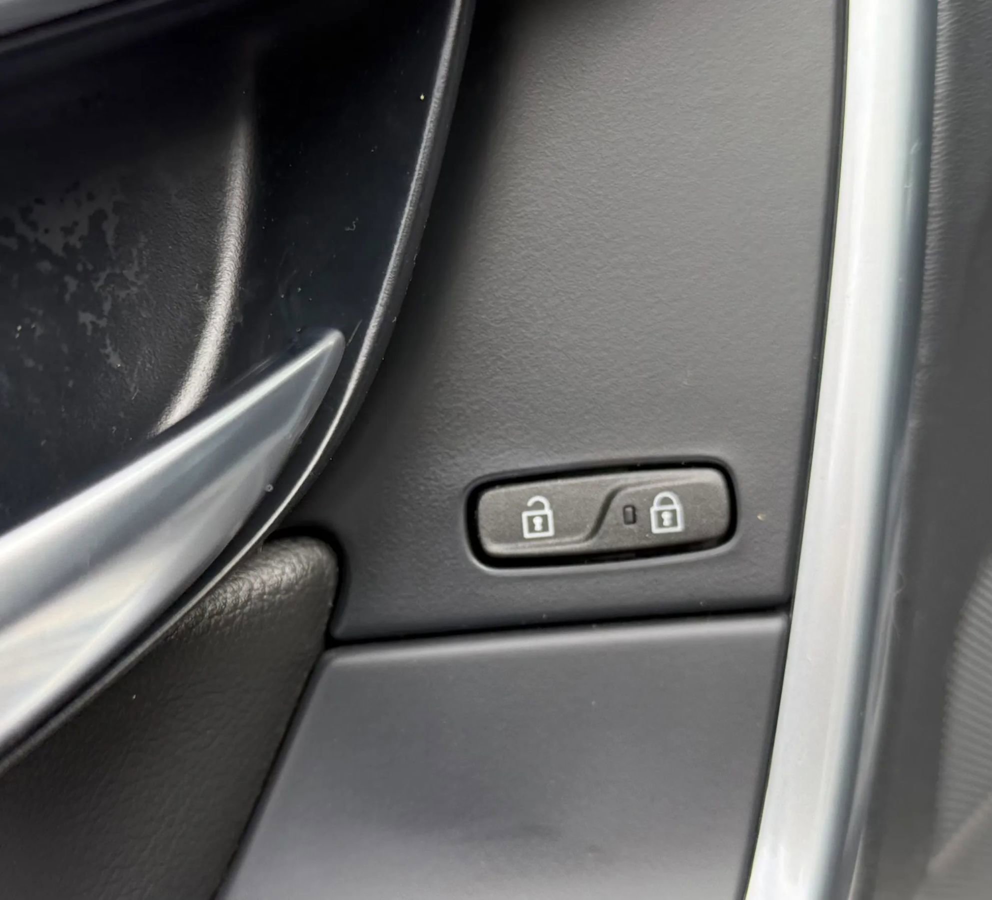 Used 2017 Volvo S60 T5 Inscription w/ Climate Package image 24