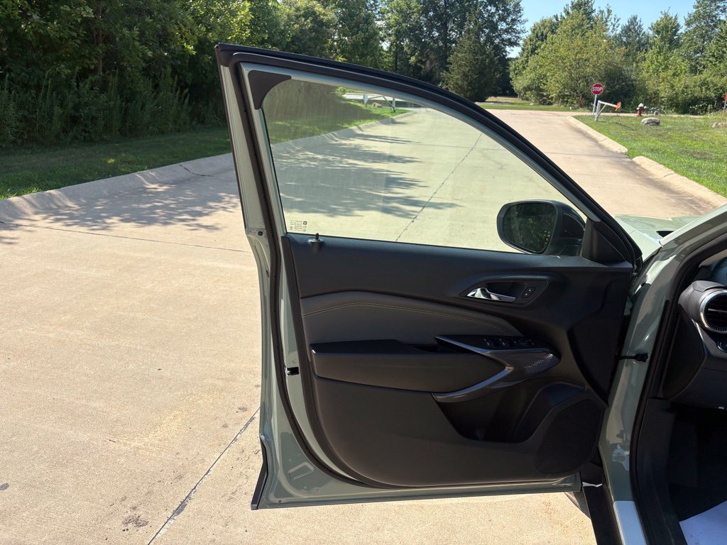 New 2026 Chevrolet Trax ACTIV w/ Sunroof Package FWD image 13