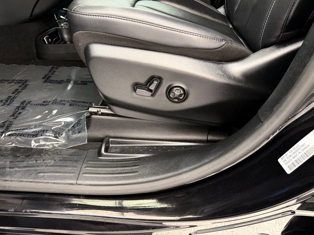 Used 2025 Chrysler Pacifica Select FWD image 13
