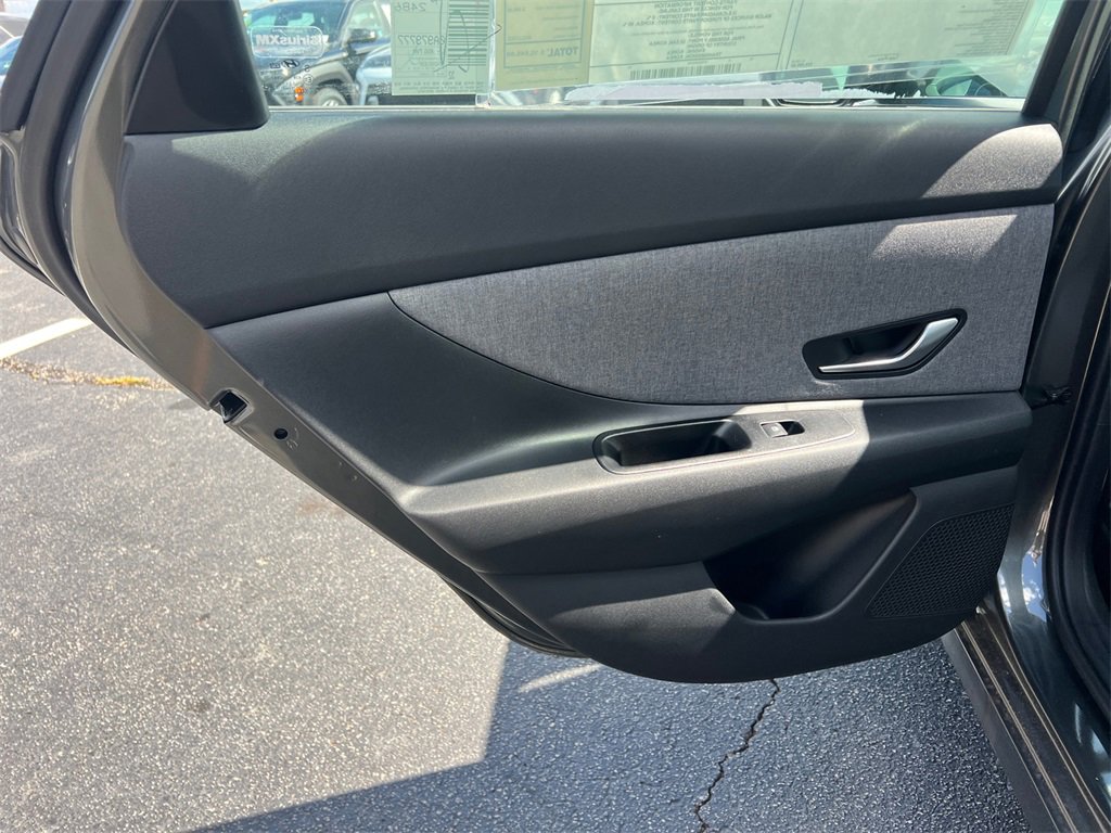 Used 2025 Hyundai Elantra Limited image 21