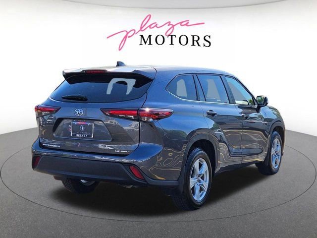 Used 2024 Toyota Highlander LE AWD/4WD image 5