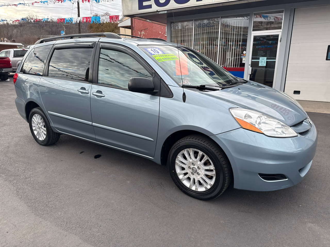 Used 2010 Toyota Sienna LE image 1