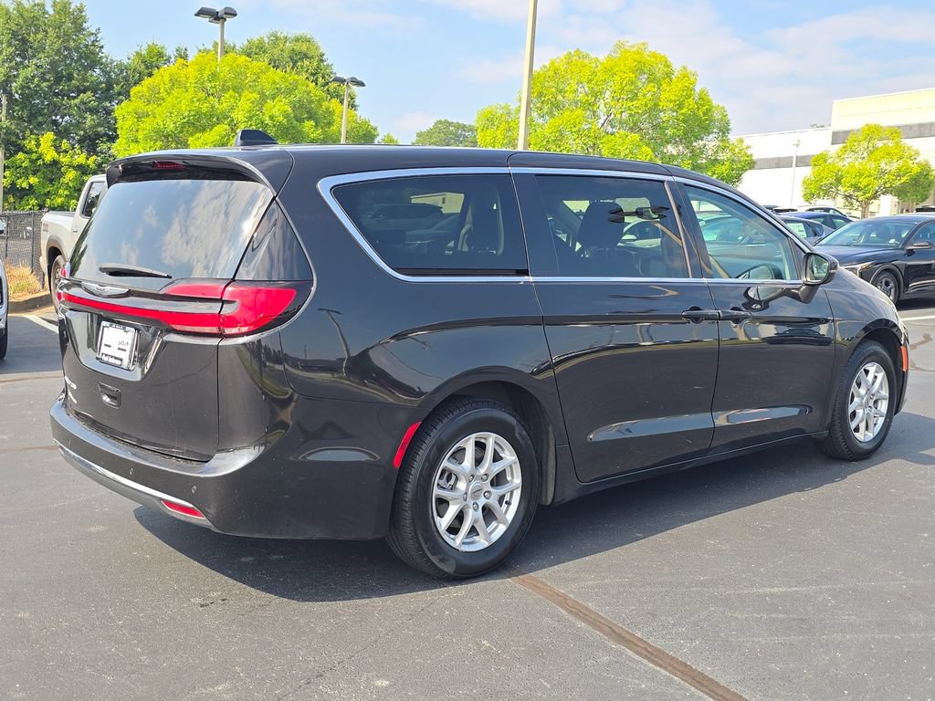 Used 2023 Chrysler Pacifica Touring-L FWD image 3
