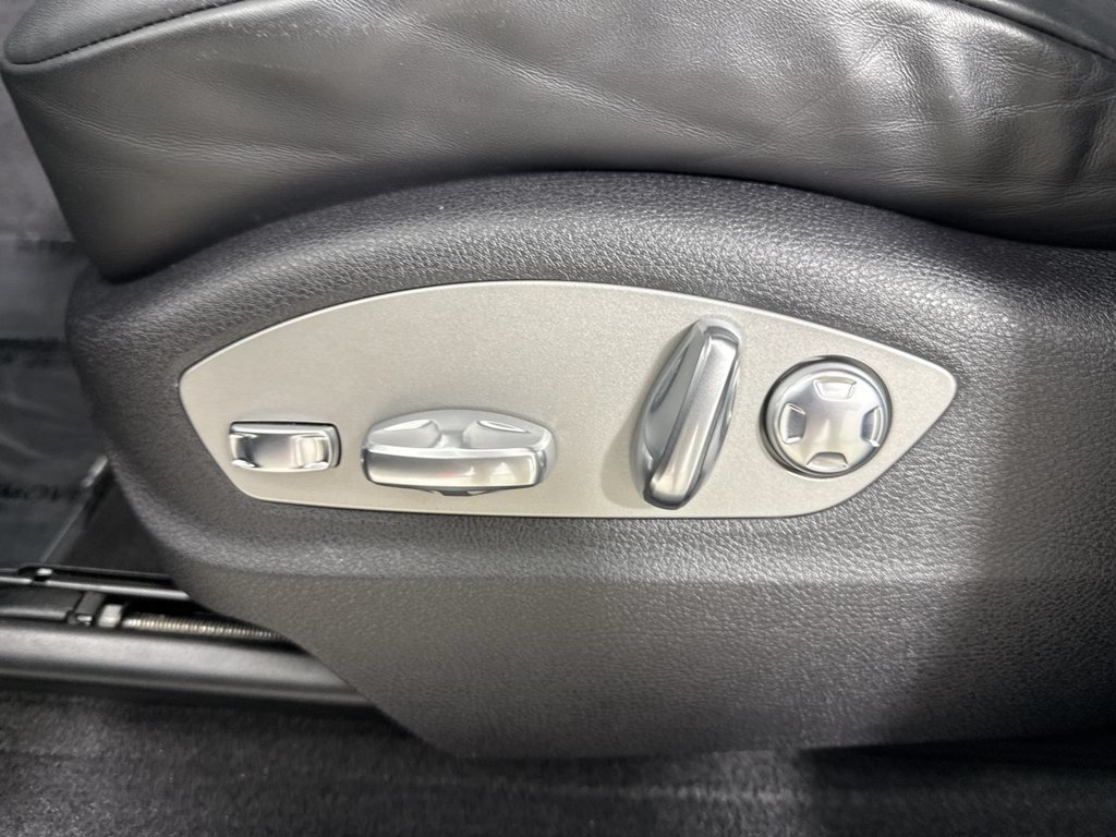 Certified 2025 Porsche Macan AWD/4WD image 39