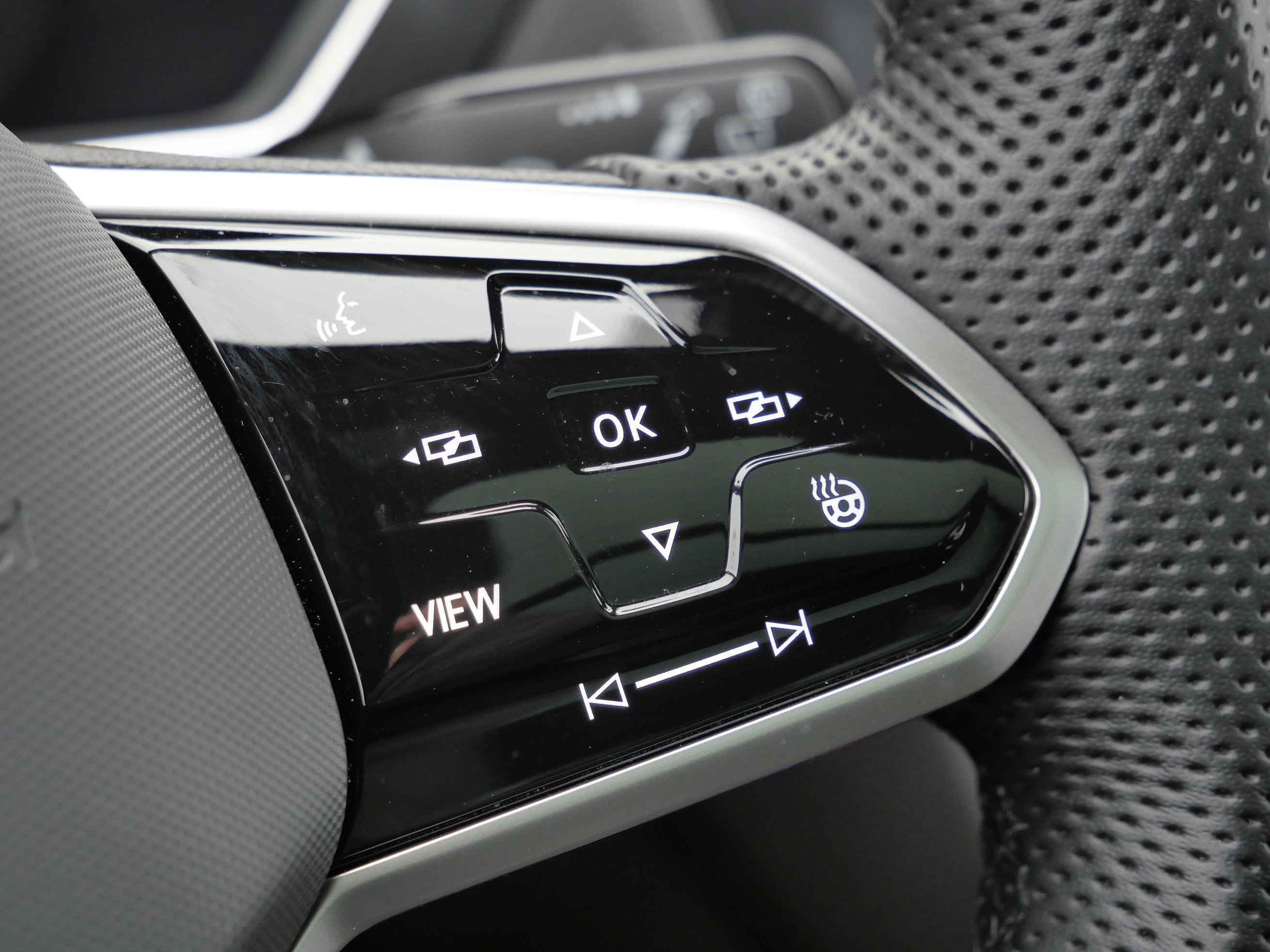 Certified 2022 Volkswagen Tiguan SEL R-Line image 32