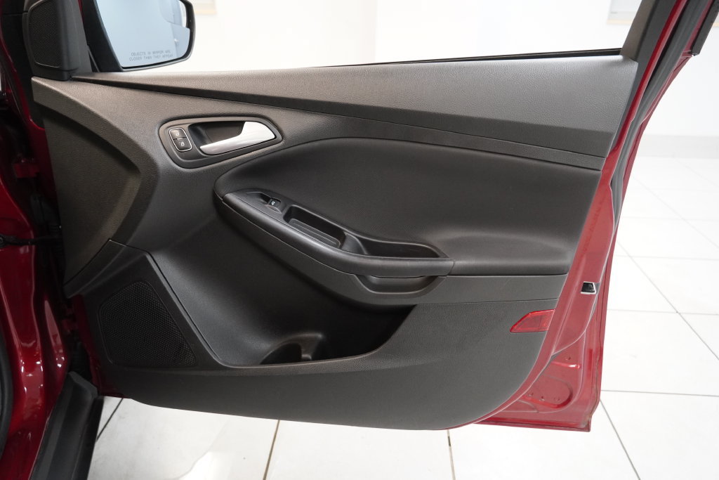 Used 2015 Ford Focus SE FWD image 30