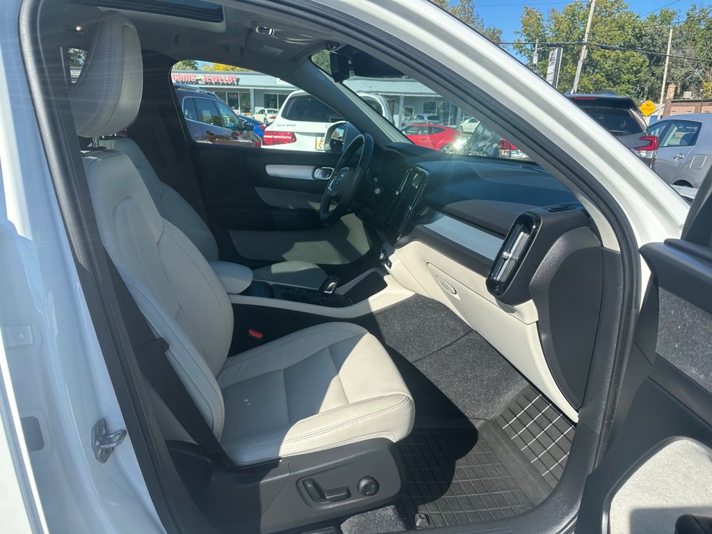 Used 2019 Volvo XC40 T5 Momentum image 17