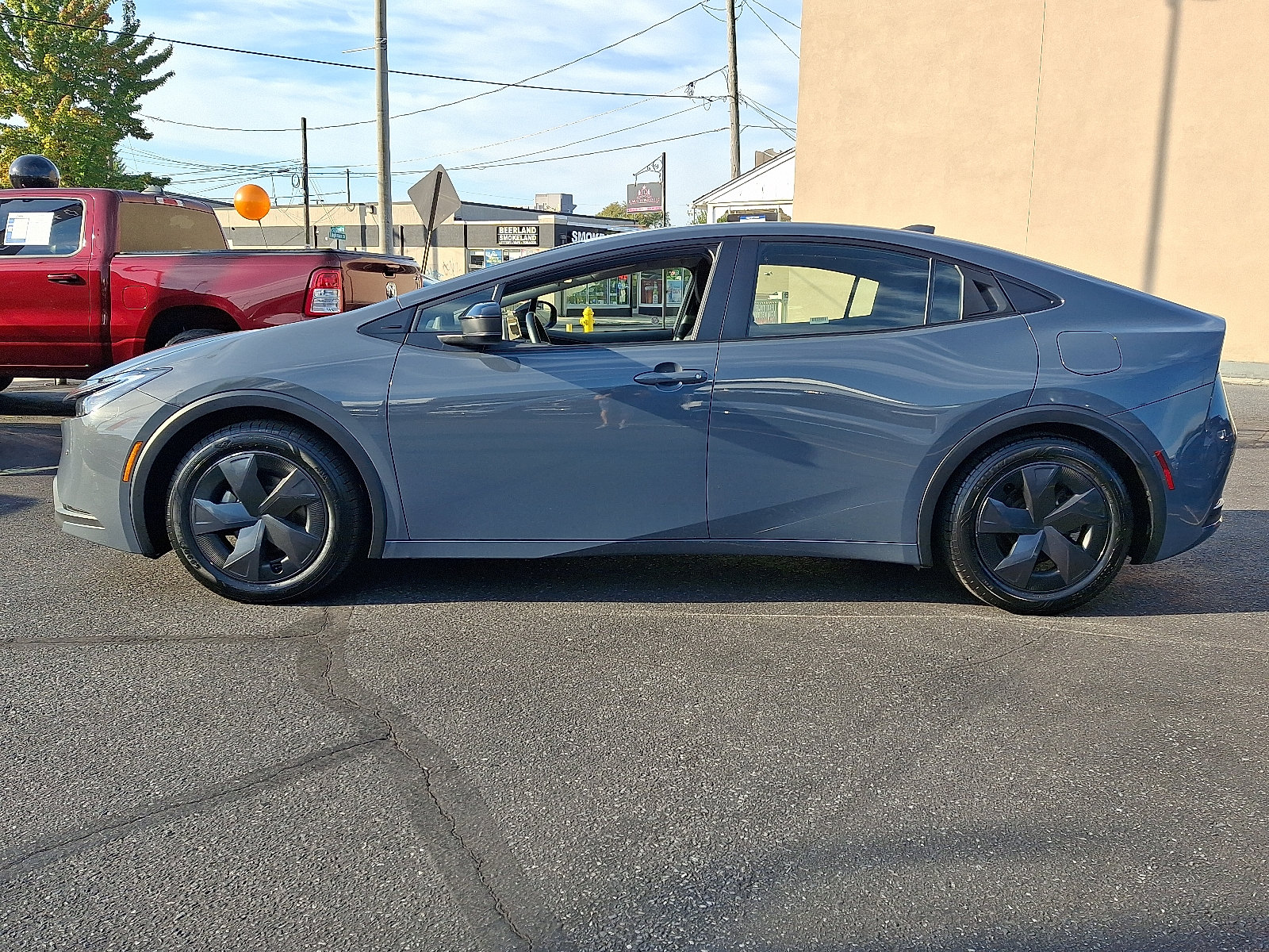 Used 2025 Toyota Prius LE FWD image 2