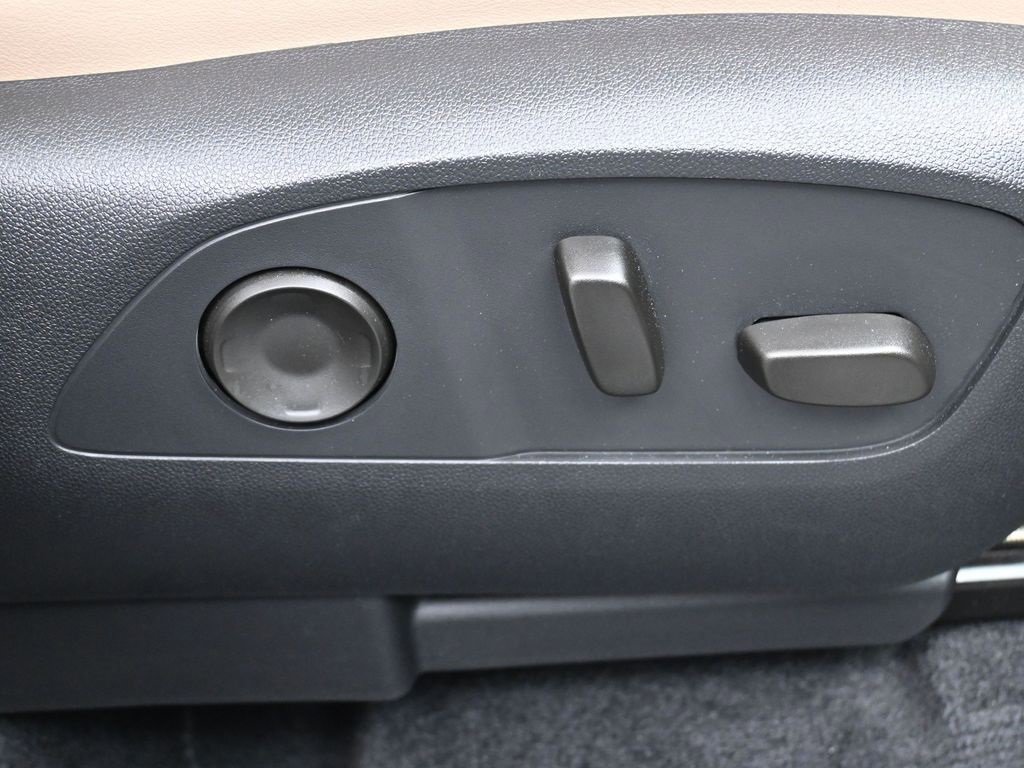 Used 2025 Buick Enclave Preferred w/ Power Package image 38