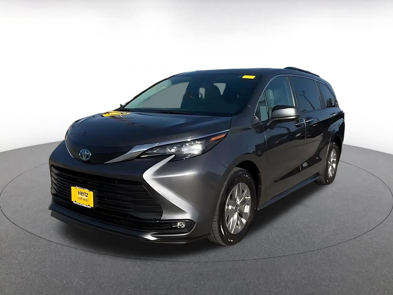 Used 2025 Toyota Sienna XLE FWD image 6