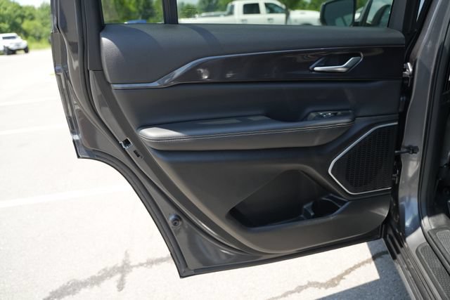Used 2022 Jeep Grand Cherokee L Laredo w/ Luxury Tech Group I AWD/4WD image 17