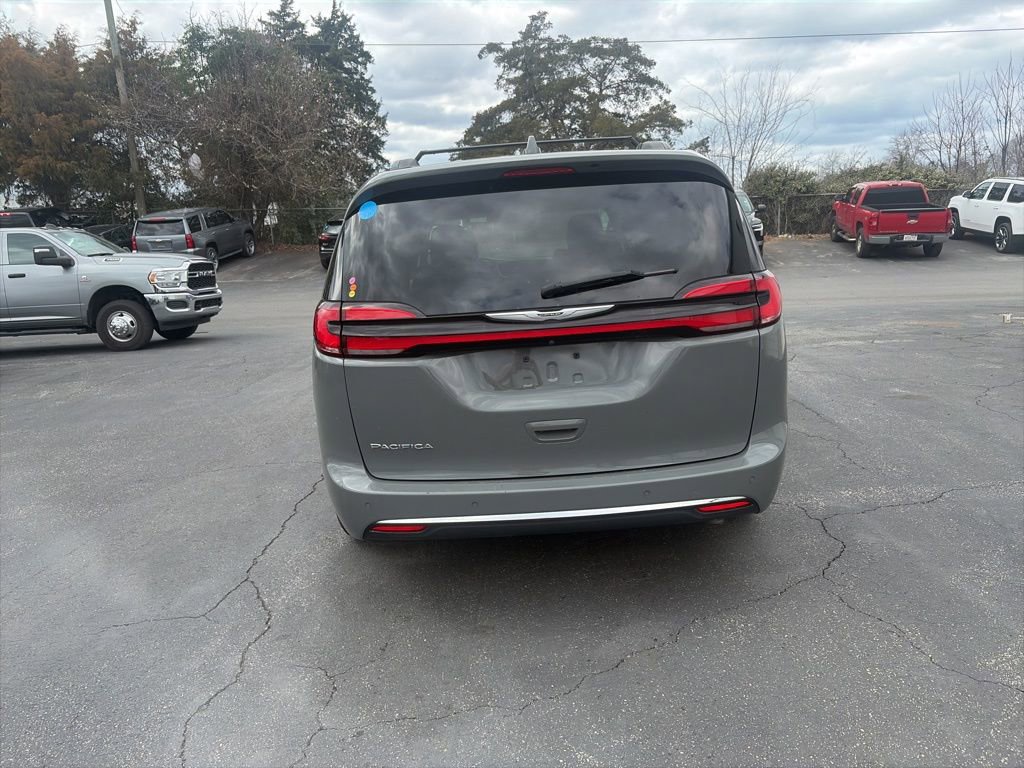 Used 2022 Chrysler Pacifica Touring-L image 6