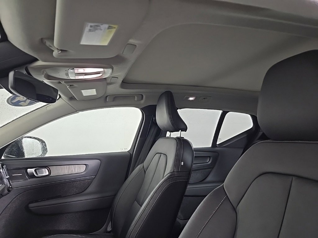 Certified 2024 Volvo XC40 B5 Plus w/ Protection Package Premier image 23