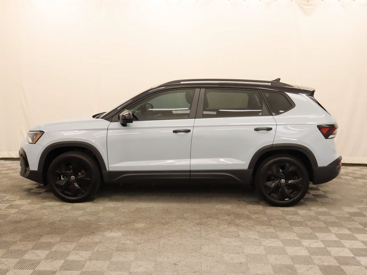 New 2026 Volkswagen Taos SE FWD image 2