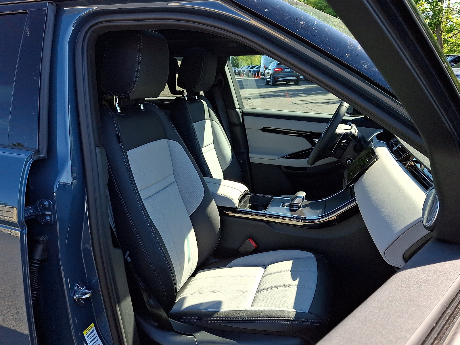 New 2026 Land Rover Range Rover Evoque Hoxton AWD/4WD image 3