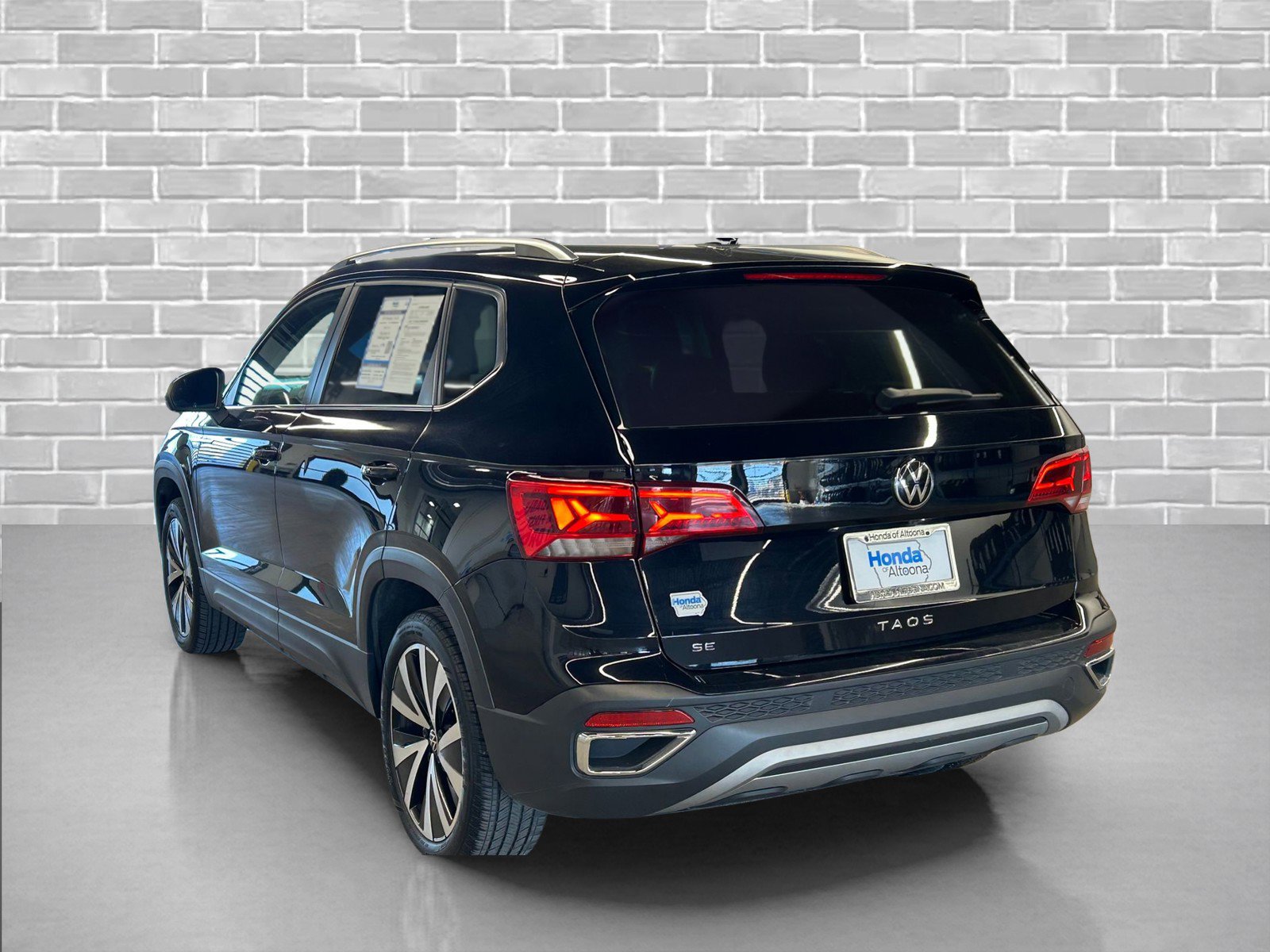 Used 2024 Volkswagen Taos SE image 3