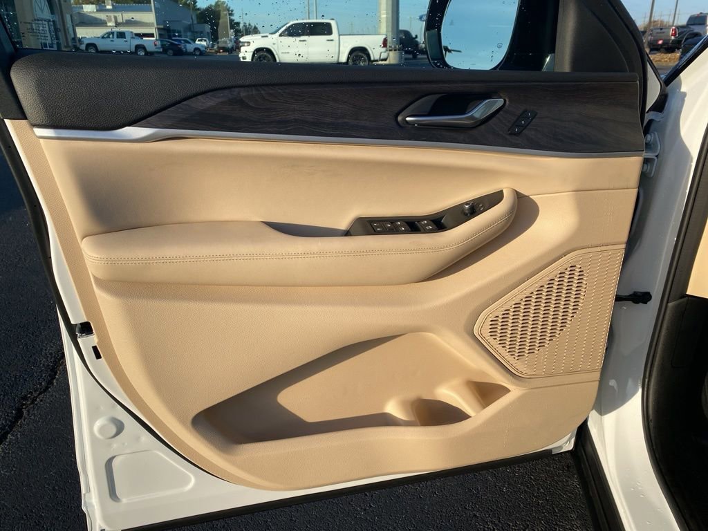 New 2025 Jeep Grand Cherokee L Limited image 9