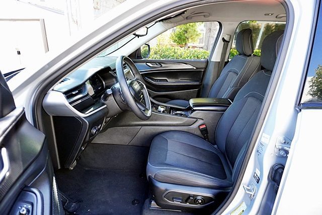 Used 2023 Jeep Grand Cherokee Laredo RWD image 14