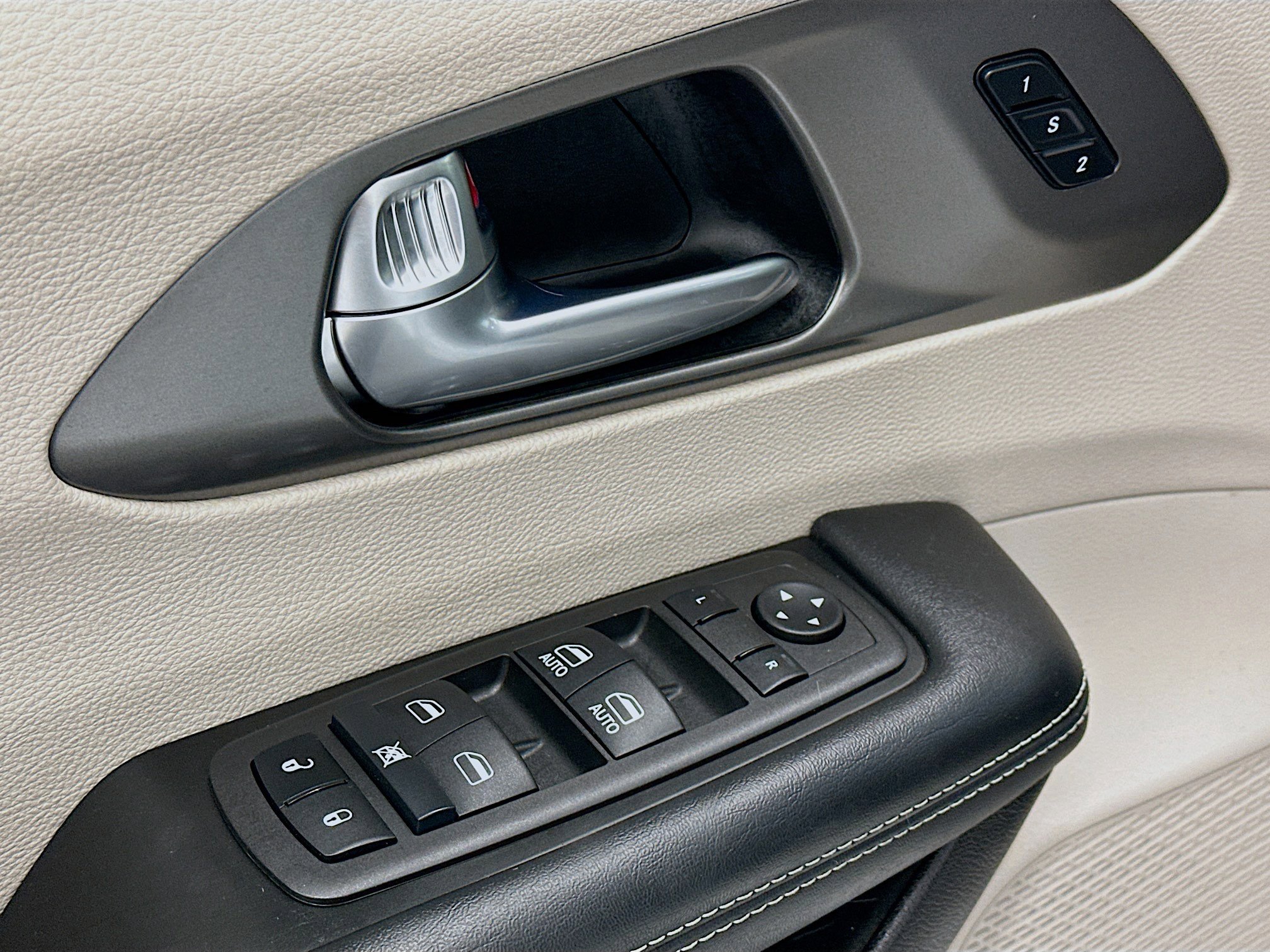 Used 2023 Chrysler Pacifica Touring-L image 15