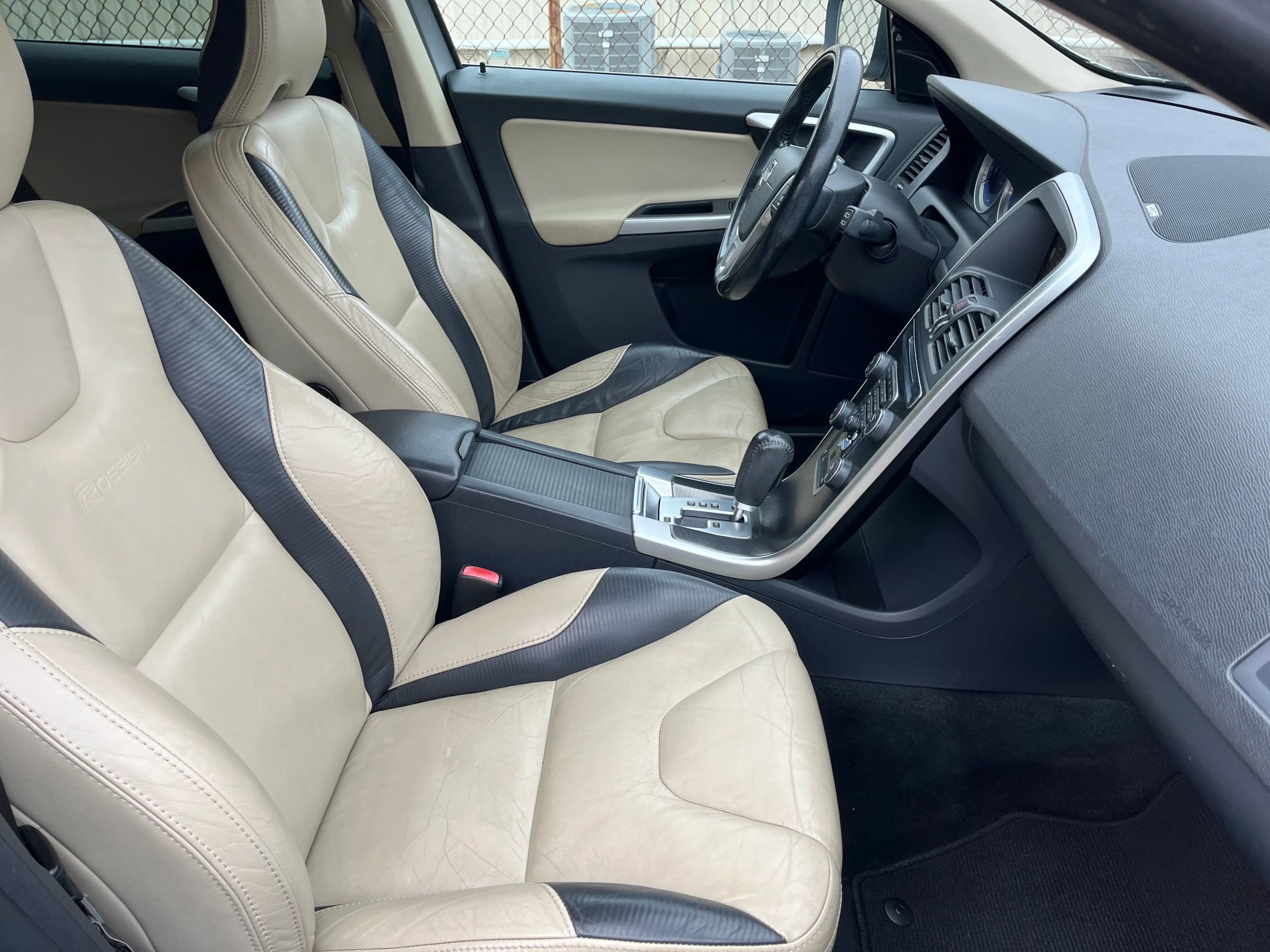 Used 2012 Volvo XC60 T6 R-Design image 13