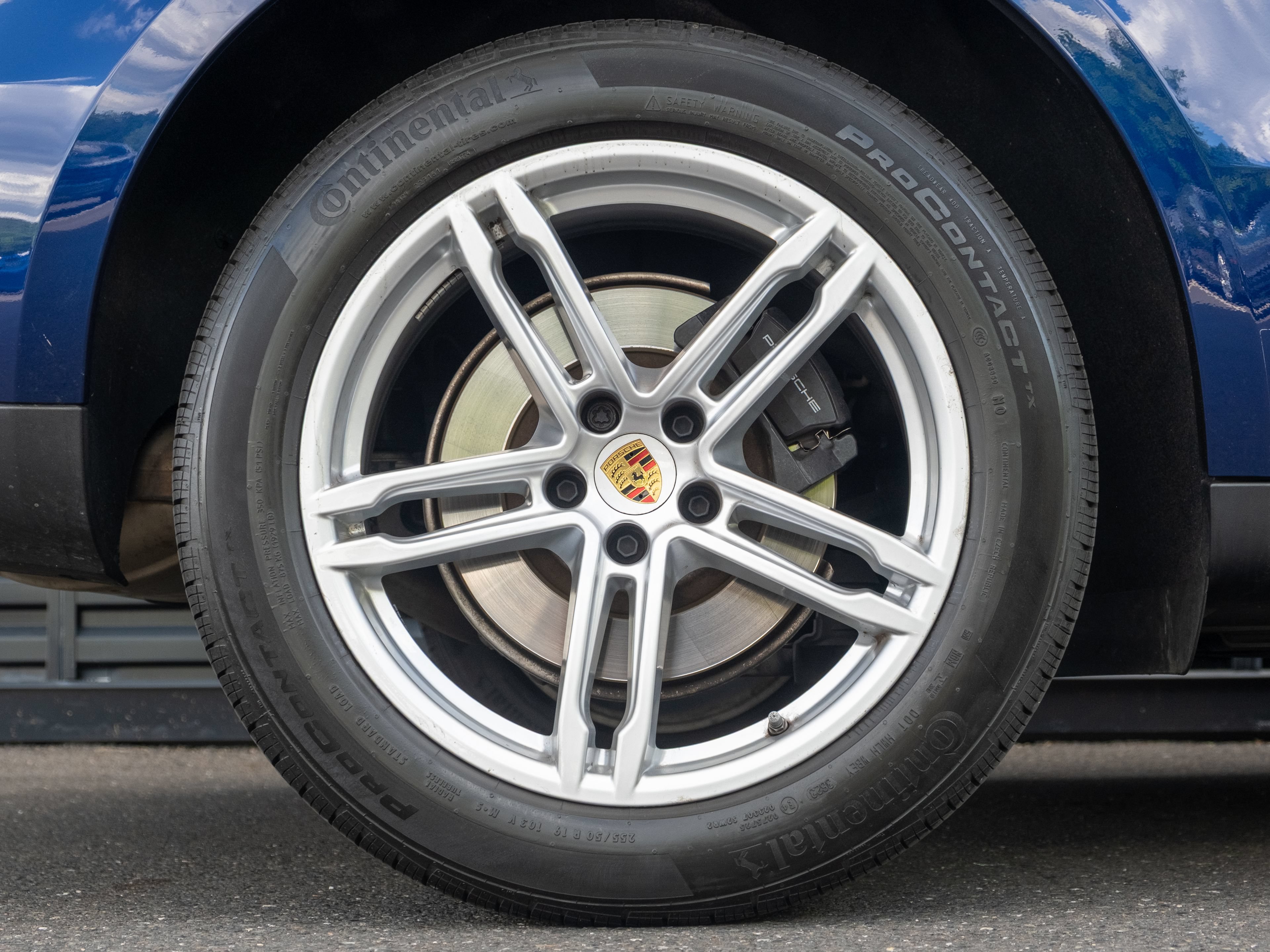 Certified 2024 Porsche Macan AWD/4WD image 14