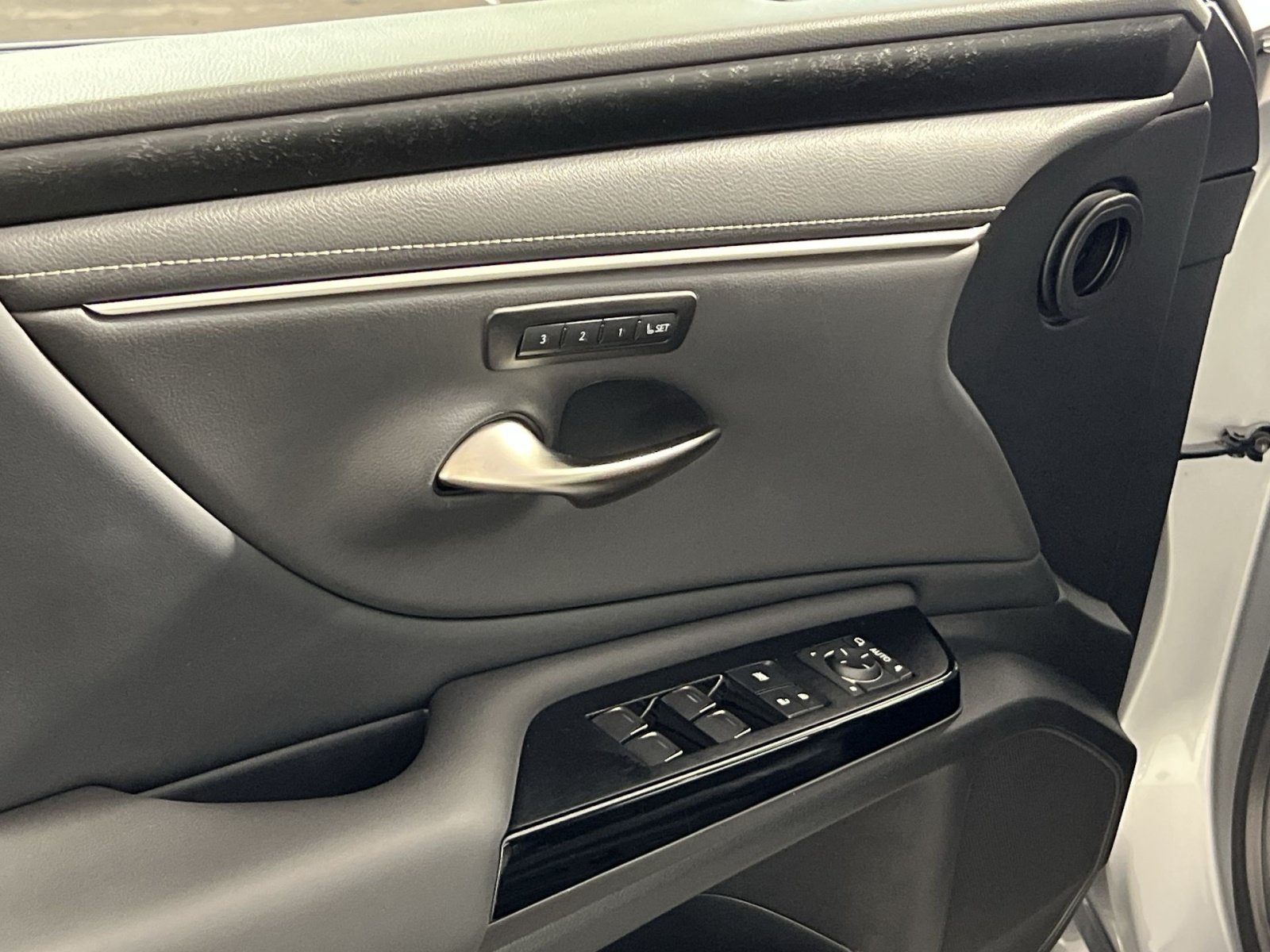 Used 2025 Lexus ES 350 w/ Premium Package FWD image 16
