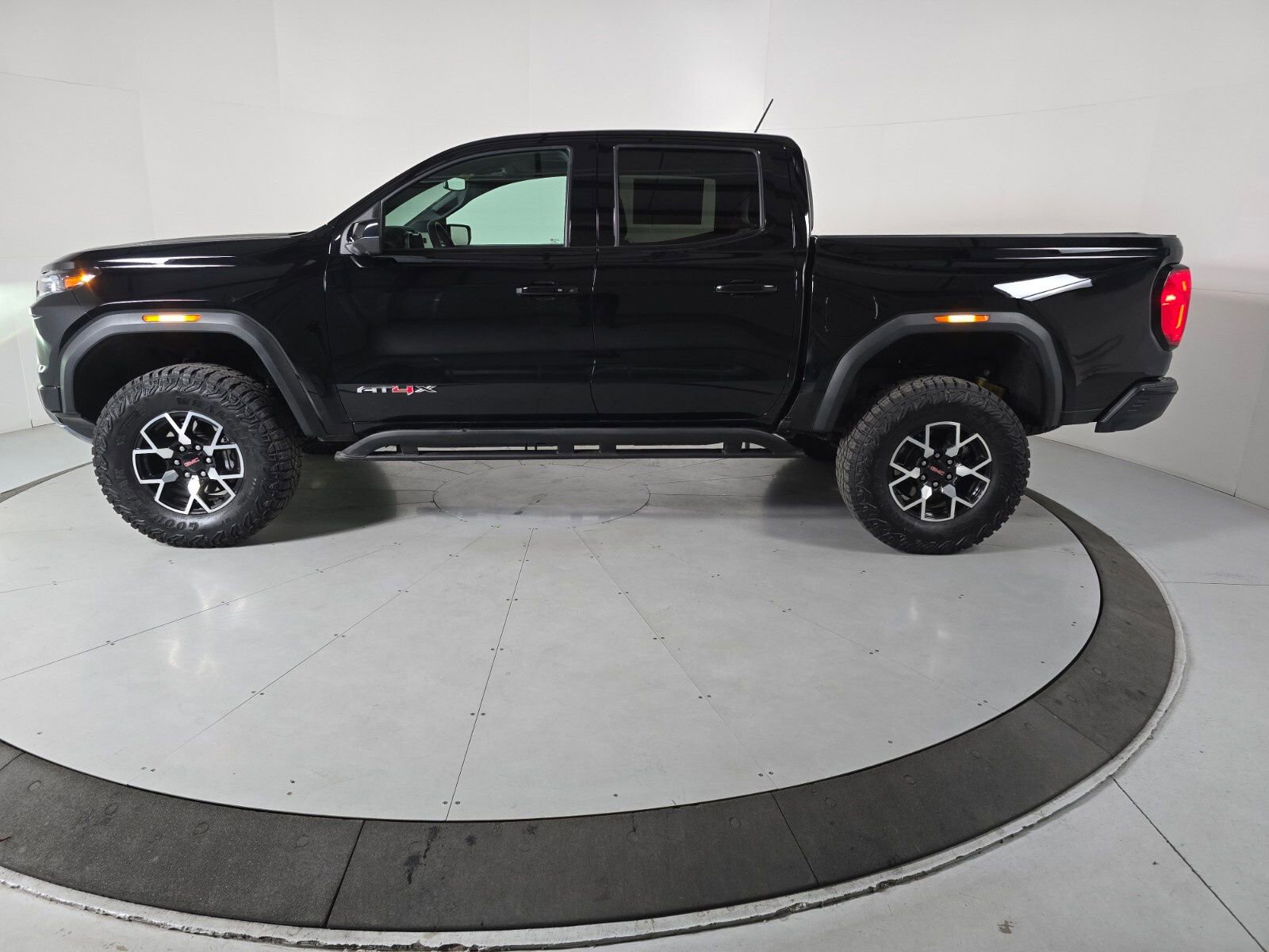 Used 2025 GMC Canyon AT4 w/ AT4X Package image 2