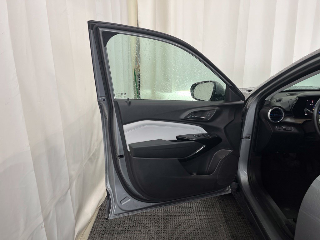 Used 2024 Chevrolet Trax LT w/ LT Convenience Package FWD image 16