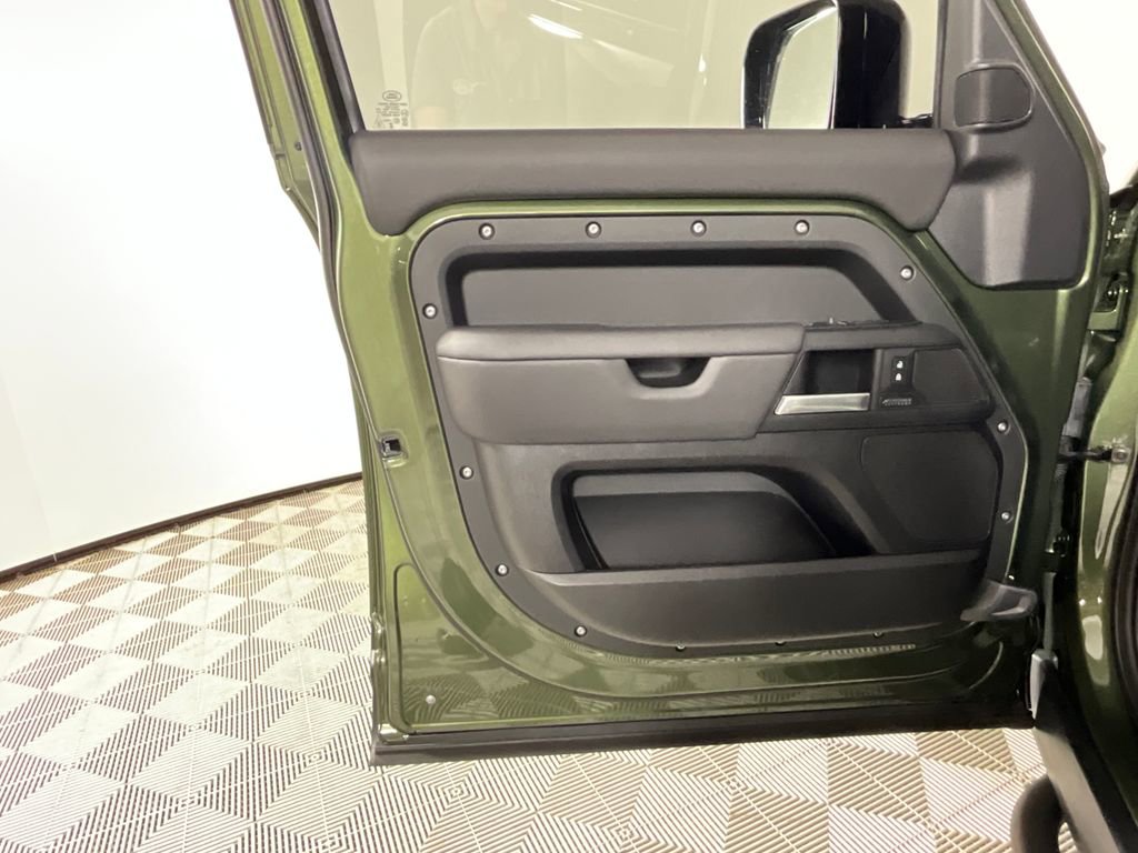 Used 2026 Land Rover Defender 130 X-Dynamic SE AWD/4WD image 18