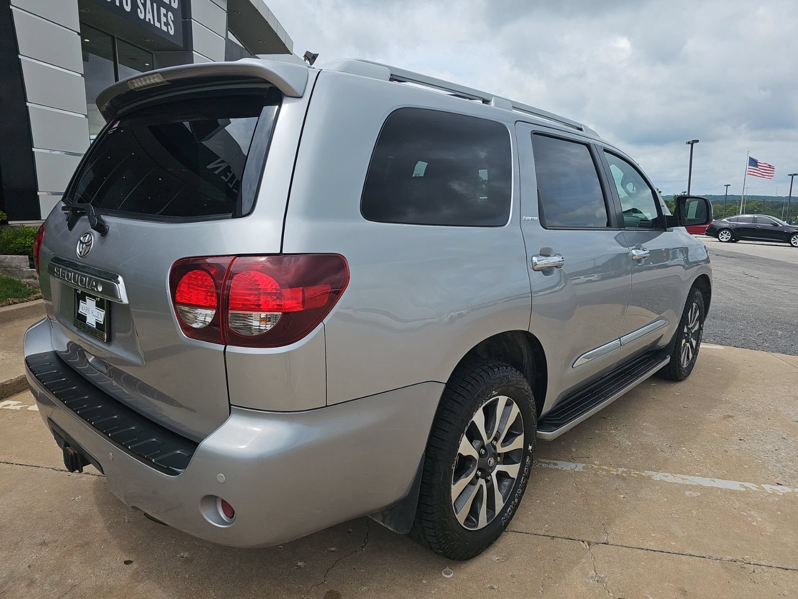 Used 2018 Toyota Sequoia Limited w/ Safety & Convenience Package AWD/4WD image 4