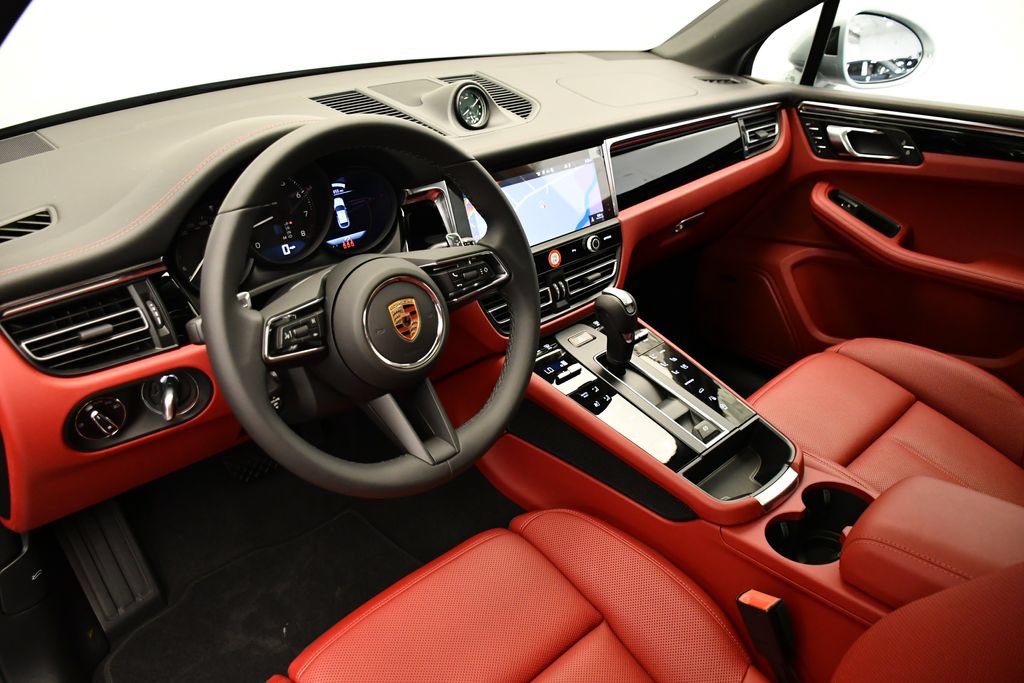 Certified 2026 Porsche Macan AWD/4WD image 4