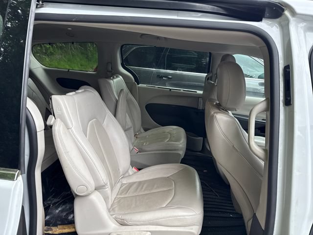 Used 2021 Chrysler Pacifica Touring-L FWD image 10