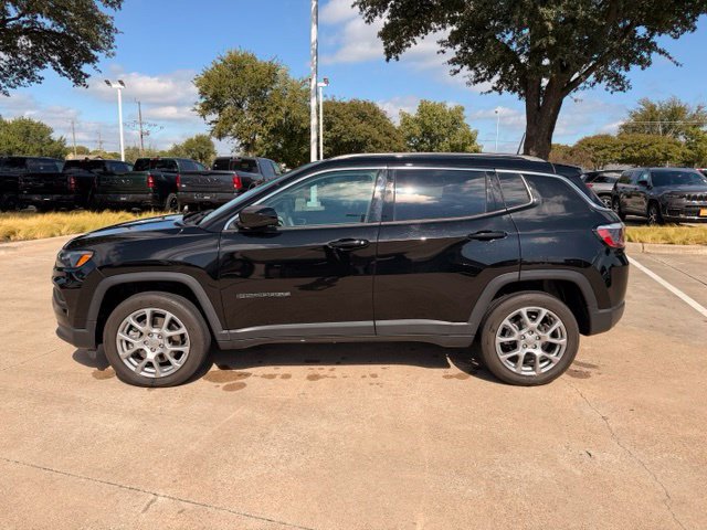 Used 2023 Jeep Compass Latitude AWD/4WD image 4