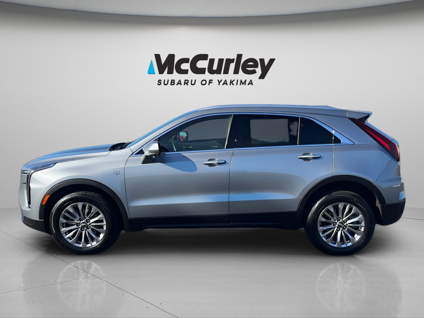 Used 2025 Cadillac XT4 Premium Luxury image 3