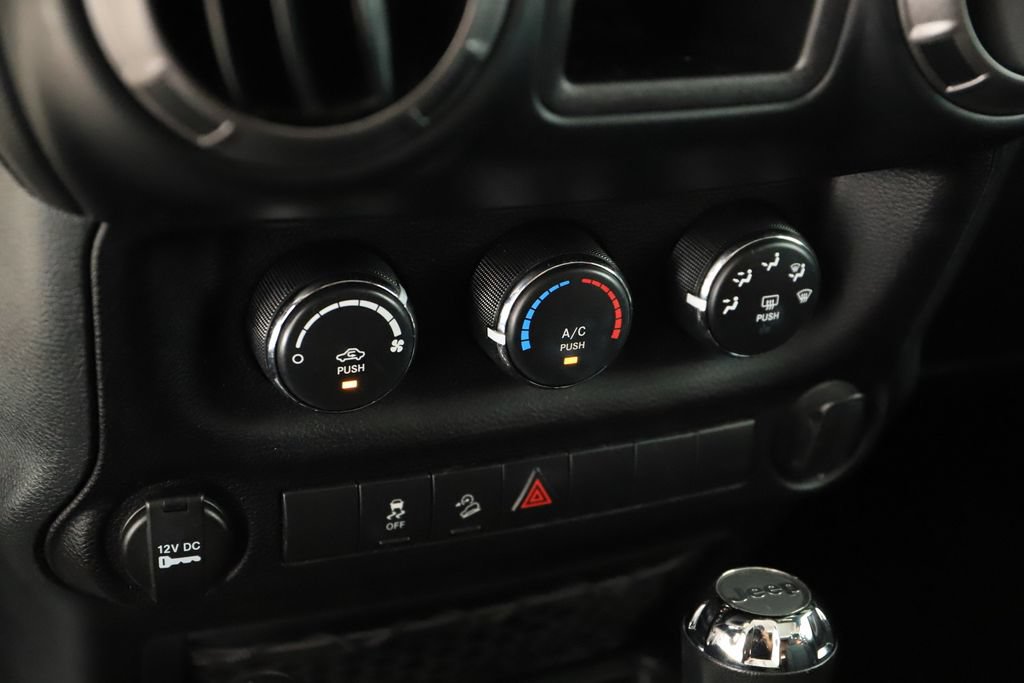 Used 2018 Jeep Wrangler Unlimited Sport w/ Connectivity Group AWD/4WD image 26