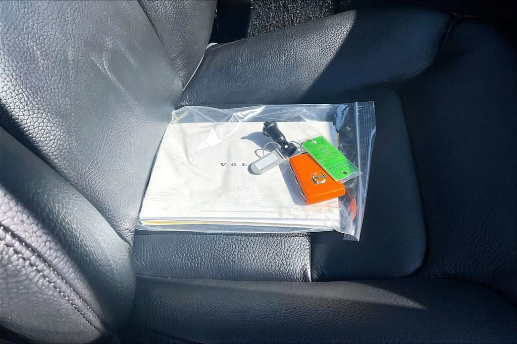 Used 2024 Volvo V60 B5 Cross Country Plus image 11