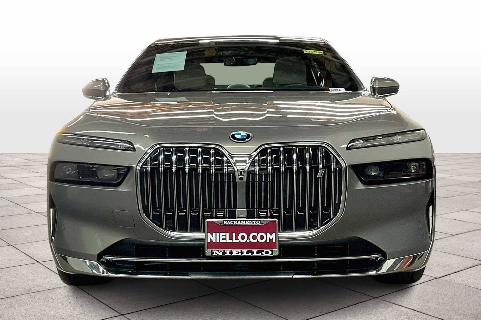 Used 2025 BMW i7 xDrive60 w/ Executive Package image 3