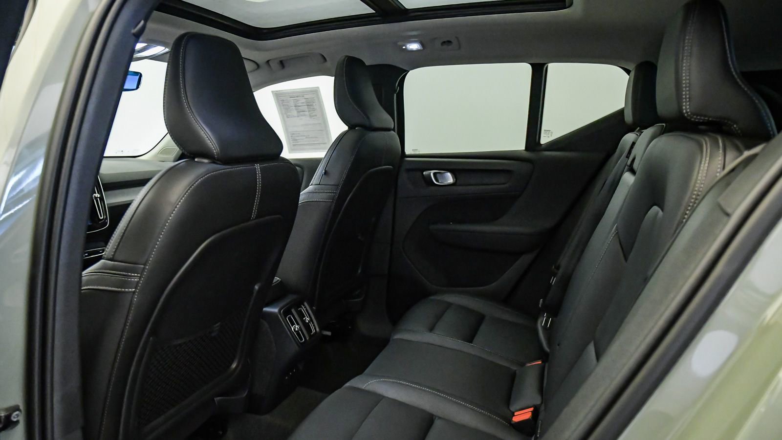 Certified 2025 Volvo XC40 B5 Core AWD/4WD image 19