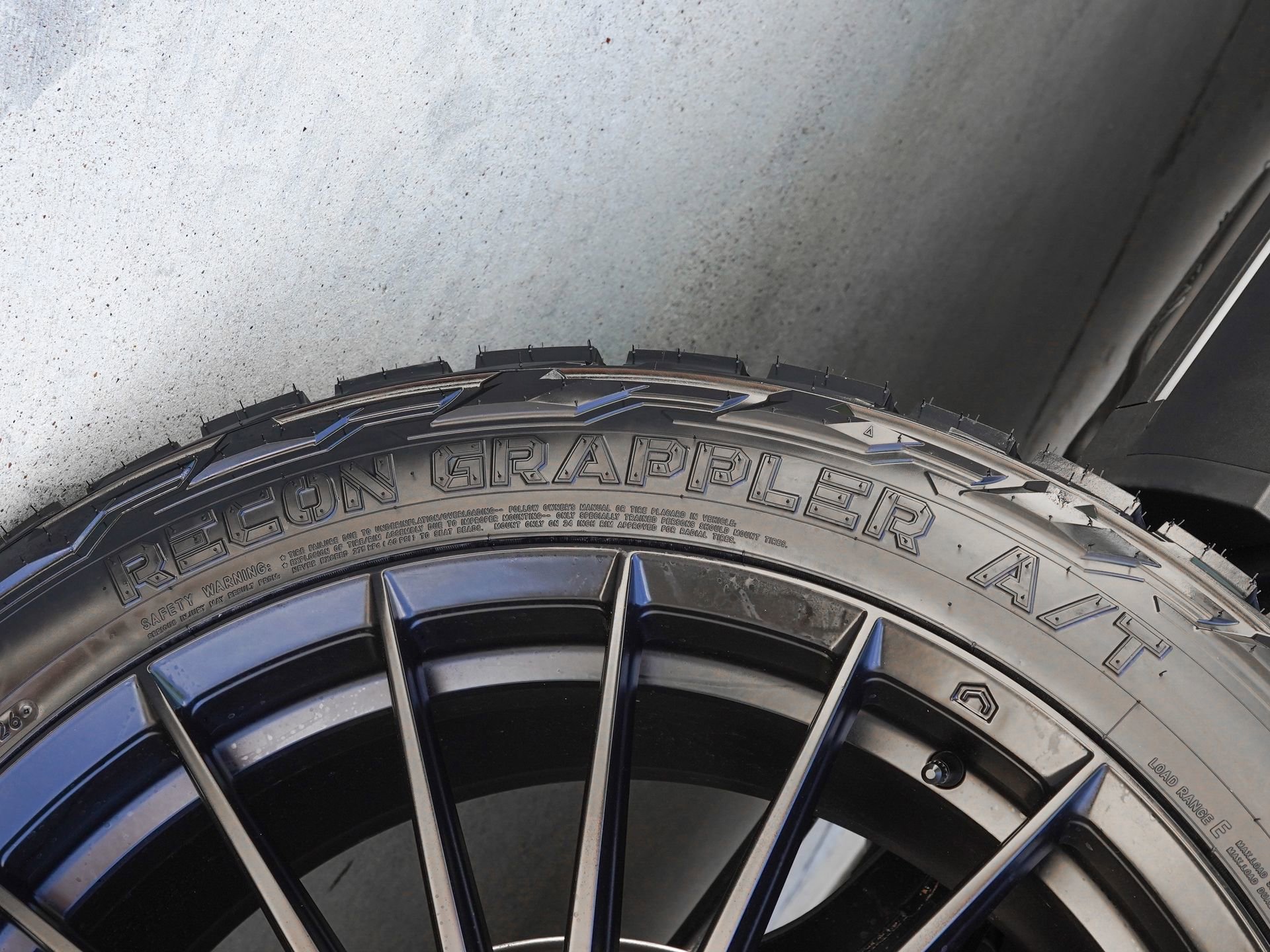 Used 2026 Cadillac Escalade V w/ LPO, ONYX Package image 37