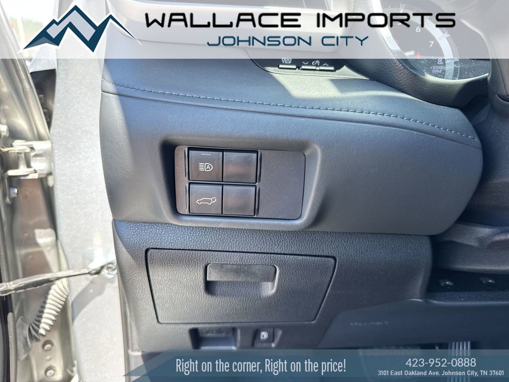 Used 2021 Toyota Highlander XLE AWD/4WD image 32