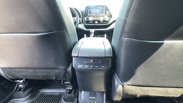 Used 2021 Toyota Highlander XLE AWD/4WD image 30