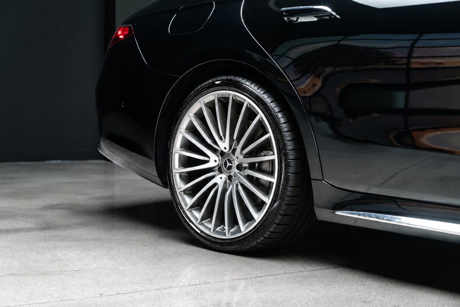 Used 2022 Mercedes-Benz S 500 4MATIC w/ AMG Line Package image 22