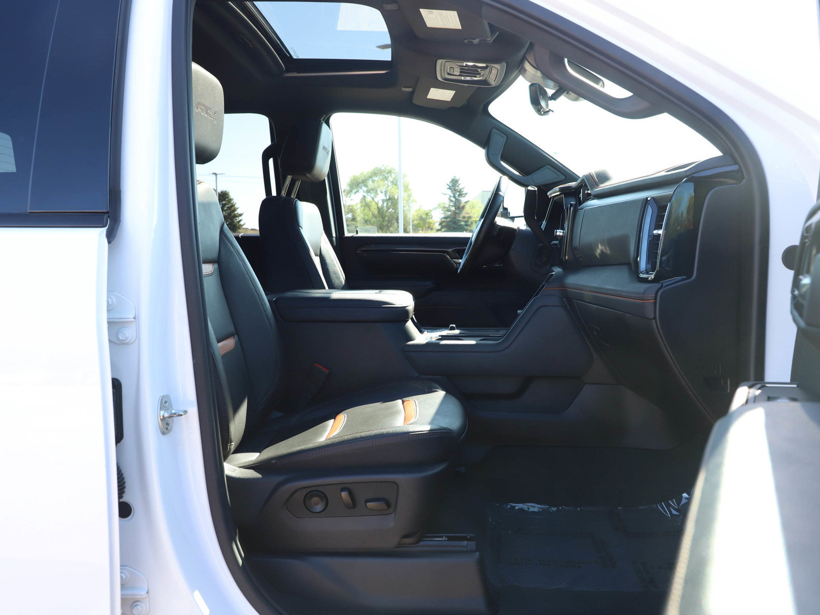 Used 2025 GMC Sierra 2500 AT4 w/ AT4 Premium Plus Package AWD/4WD image 10